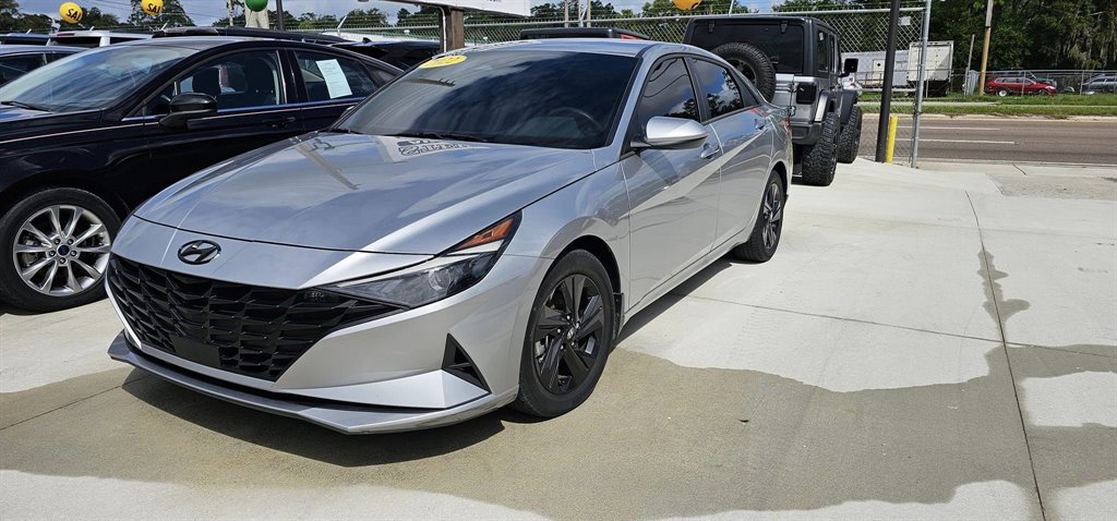 2022 Hyundai Elantra SEL's photo